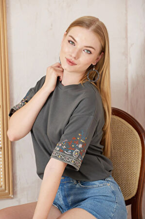Amida Antrasit Kolları Etnik Nakışlı Oversize Kısa Kollu Kadın T-shirt- 2406