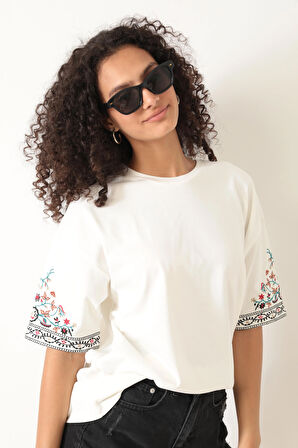 Amida Beyaz Kolları Etnik Nakışlı Oversize Kısa Kollu Kadın T-shirt- 2406