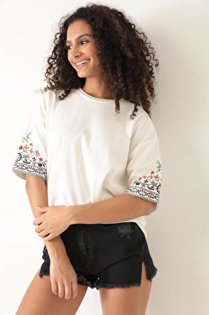 Amida Beyaz Kolları Etnik Nakışlı Oversize Kısa Kollu Kadın T-shirt- 2406