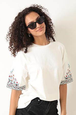 Amida Beyaz Kolları Etnik Nakışlı Oversize Kısa Kollu Kadın T-shirt- 2406