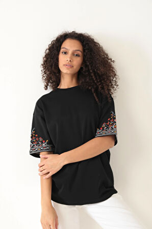 Amida Siyah Kolları Etnik Nakışlı Oversize Kısa Kollu Kadın T-shirt- 2406
