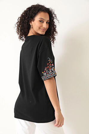 Amida Siyah Kolları Etnik Nakışlı Oversize Kısa Kollu Kadın T-shirt- 2406