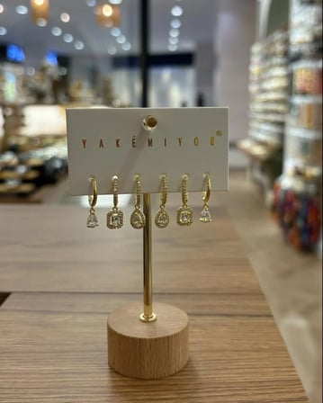 Yakemiyou Çerçeveli Taşlı Altılı Küpe