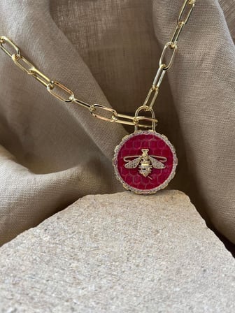 Pembe Arı Uçlu Kolye