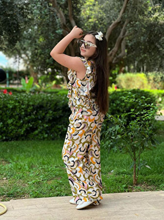 Desenli Fırfır Detaylı Bluz ve Pantolon 