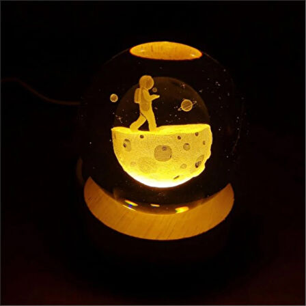 Ayda Yürüyen Astranot Temalı Ahşap Altlıklı Şık Dekoratif Gece Lambası