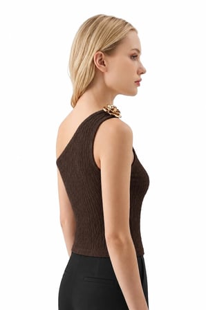Premium - Tide Collection | Kahverengi Tek Omuz Çiçek Aksesuarlı Bürümcük Dokulu Kadın Crop Bluz