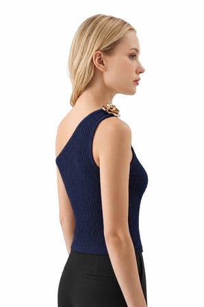 Premium - Tide Collection | Lacivert Tek Omuz Çiçek Aksesuarlı Bürümcük Dokulu Kadın Crop Bluz