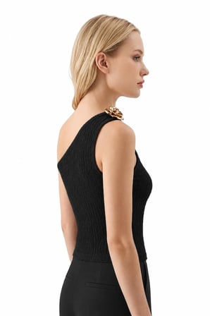Premium - Tide Collection | Siyah Tek Omuz Çiçek Aksesuarlı Bürümcük Dokulu Kadın Crop Bluz