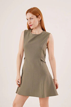 Yanları Zincir Detaylı Sıfır Kol Haki Mini Elbise