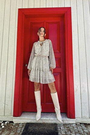 Beyaz Eteği Katlı Puantiyeli Elbise