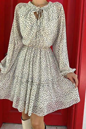 Beyaz Eteği Katlı Puantiyeli Elbise