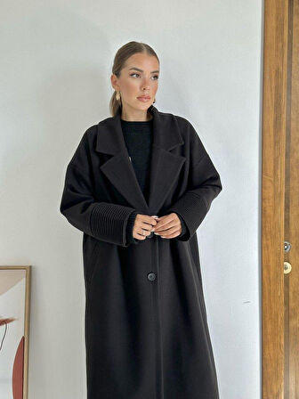 Siyah Manşet Detaylı Kaban