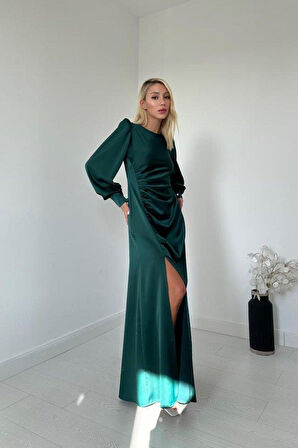 Zümrüt Yanı Büzgülü Yırtmaçlı Saten Elbise