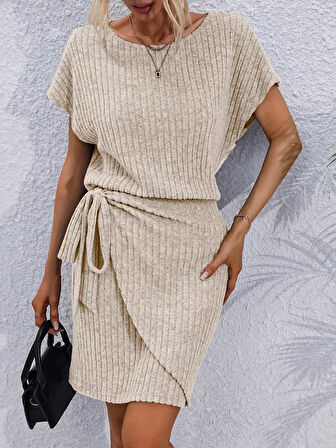 Kadın Kısa Kollu Yakası Açık Belden Lastikli Yandan Bağlamalı Kalın Fitilli Kaşkorse Elbise