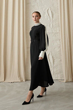 Siyah Yaka Ve Kolları Taşlı Elbise