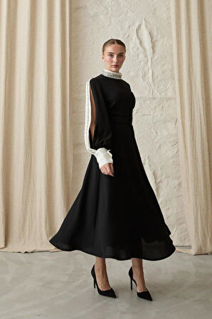 Siyah Yaka Ve Kolları Taşlı Elbise