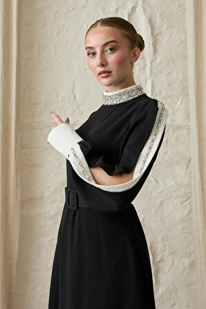 Siyah Yaka Ve Kolları Taşlı Elbise