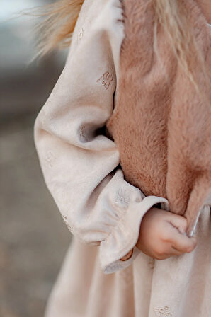 Kürklü Nubuk Kumaş Fiyonk Nakışlı Elbise Kahverengi