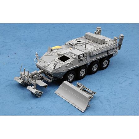Trumpeter 01574 1/35 Ölçek M1132 Stryker Mühendis Ekibi Aracı ve LWMR-Mayın Temizleme Aparatı, Plastik Model Kiti