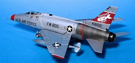 Trumpeter 01648 1/72 F-100C Super Sabre Savaş Uçağı Demonte Plastik Maketi