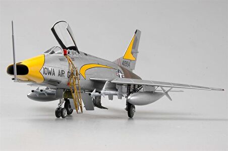 Trumpeter 02838 1/48 F-100C Super Sabre Savaş Uçağı Demonte Plastik Maketi