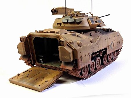 Academy 13237 1/35 M2 Bradley Amerikan Zırhlı Personel Taşıyıcı Demonte Plastik Maketi