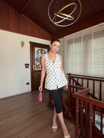 Beyaz Puantiyeli Düğmeli Bluz