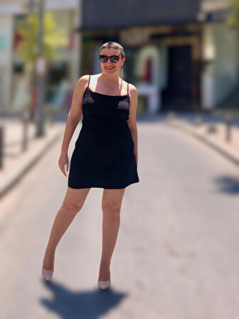 SİM GÖRÜNÜMLÜ DEGAJE YAKA SIRT BAĞLAMALI MİNİ ABİYE