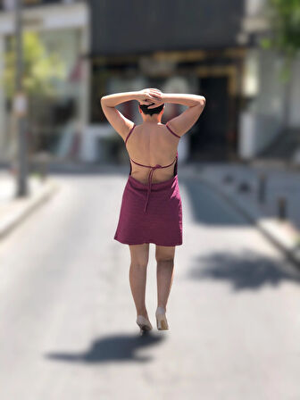 SİM GÖRÜNÜMLÜ DEGAJE YAKA SIRT BAĞLAMALI MİNİ ABİYE