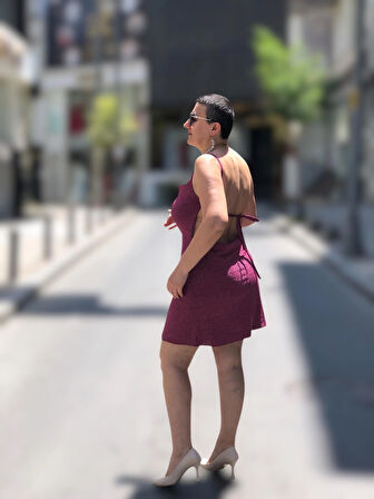 SİM GÖRÜNÜMLÜ DEGAJE YAKA SIRT BAĞLAMALI MİNİ ABİYE