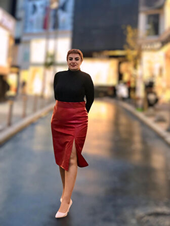 ÖNDEN YIRTMAÇLI DERİ ETEK