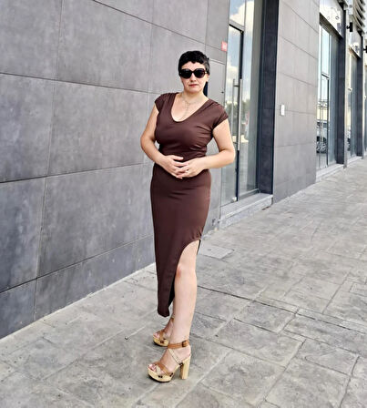 V YAKA DÜŞÜK KOL DERİN YIRTMAÇLI MİDİ BOY ELBİSE