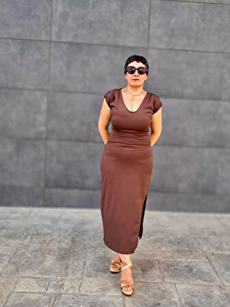 V YAKA DÜŞÜK KOL DERİN YIRTMAÇLI MİDİ BOY ELBİSE