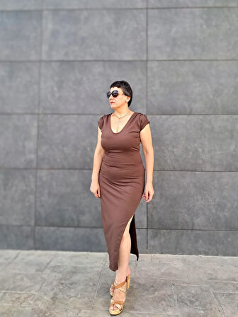 V YAKA DÜŞÜK KOL DERİN YIRTMAÇLI MİDİ BOY ELBİSE