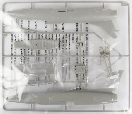 Trumpeter 01648 1/72 Ölçek, F-100C Super Sabre Savaş Uçağı Plastik Model Kiti