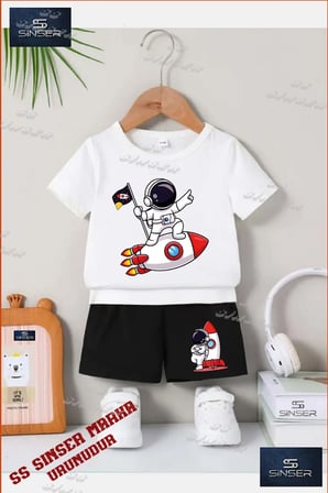 Çocuk UNISEX “ASTRONOT MEKIK BAYRAK ELINDE“ Özel Baskılı Bisiklet Yaka Tişört - Şort Takım