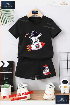 Çocuk UNISEX “ASTRONOT MEKIK BAYRAK ELINDE“ Özel Baskılı Bisiklet Yaka Tişört - Şort Takım