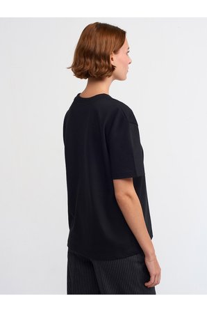30312 Dekoratif Dikişli Bisiklet Yaka Tshirt-Siyah