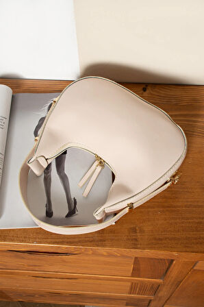 Cerry Şık Tasarımlı Parlak Rugan Baget Çanta