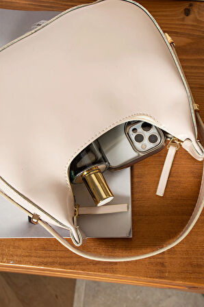 Cerry Şık Tasarımlı Parlak Rugan Baget Çanta