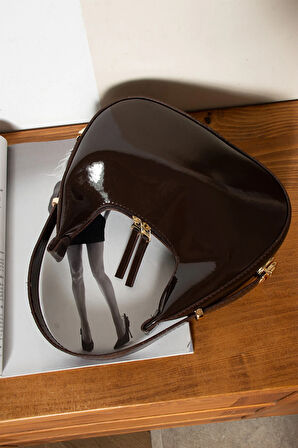 Cerry Şık Tasarımlı Parlak Rugan Baget Çanta