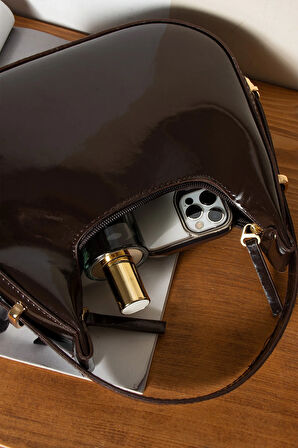 Cerry Şık Tasarımlı Parlak Rugan Baget Çanta