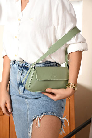 Kadın Sade Tasarımlı Şık Baget Çanta