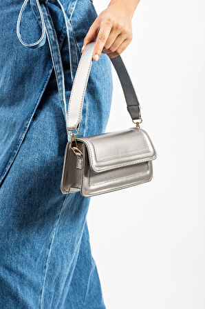 Kadın Çapraz Askılı Ve Elden Tutmalı Çanta