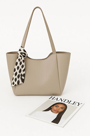 Büyük Kapasiteli Fular Detaylı Omuz Çantası