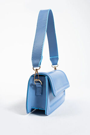 Kadın şık tasarımlı çapraz askılı  çantası