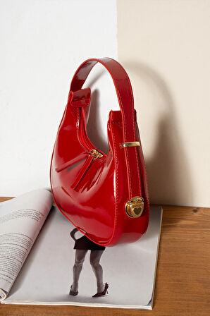 Cerry Şık Tasarımlı Parlak Rugan Baget Çanta