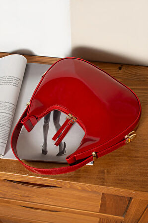 Cerry Şık Tasarımlı Parlak Rugan Baget Çanta