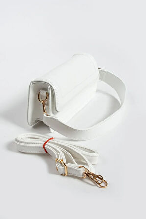 Kadın şık tasarımlı çapraz askılı  çantası